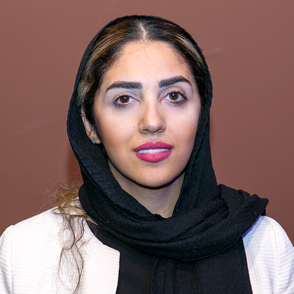 دنیا اکبری